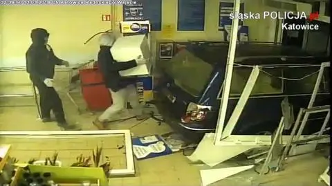 Staranowali drzwi sklepu autem i ukradli sejfi. Wideo z monitoringu