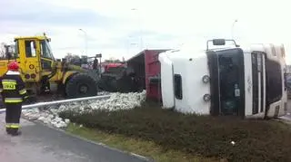 Ciężarówka z kamieniem przewróciła się podczas wjeżdżania na rondo