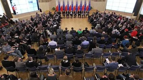 "Debata poniewczasie"