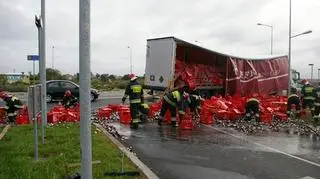 Z ciężarówki spadła 1/3 ładunku