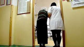 NIK: starsi pacjenci poza systemem służby zdrowia