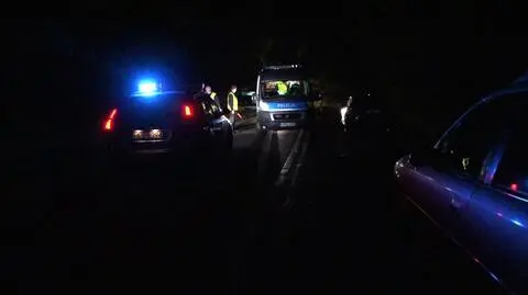 Kobieta leżała na jezdni. Przejechały ją dwa auta. Policja szuka świadków