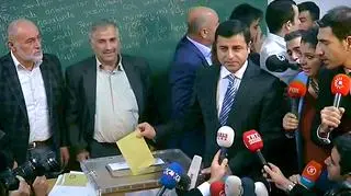 Demirtas (z prawej) jest krytykiem rządu AKP