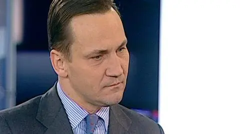 Radosław Sikorski cieszy się z efektów swojej poniedziałkowej wizyty w Moskwie (TVN24)