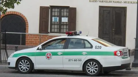 Litwa. Mężczyzna uciekł z radiowozu zabierając kałasznikowa