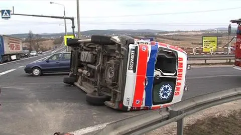 Karetka zderzyła się z busem