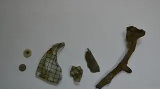 Wśród znalezionychprzedmiotów są fragmenty maszynki do włosów, łyżeczki, guzików oraz dwóch szkieł