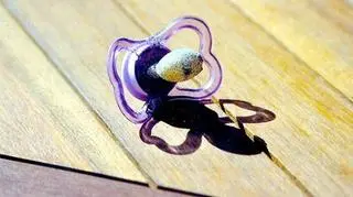 13.04. Kierowca miał prawie jeden promil, jego partnerka – ponad 2,5. Samochodem wieźli dwumiesięczne dziecko. Gdy między parą doszło do szarpaniny, kierowca jadącego za nimi auta wezwał policję. 