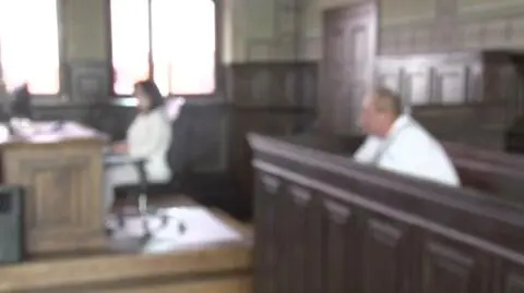 Więził, oślepił i gwałcił kobietę. Proces jego brata nie ruszył