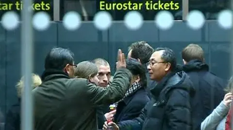 19.12 | Ponad dwa tysiące pasażerów trzeba było ewakuować z pociągów Eurostar uwięzionych pod kanałem La Manche. Z powodu niskiej temperatury, doszło do awarii w sumie pięciu maszyn. Przewoźnik nazwał tę sytuację "bezprecedensową" i zaapelował do podróżnych, by lepiej nie wyruszali w podróż. Ci którzy mieli przymusowy postój, nie kryli zdenerwowania. - Czekamy od godziny 17 - napisała o 4 nad ranem na platformę Kontakt TVN24 Monika, która bezskutecznie próbowała dostać się do Polski. (APTN)