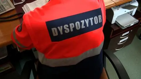 Ratownik medyczny poinstruowa,ł jak przeprowadzić pierwszą pomoc