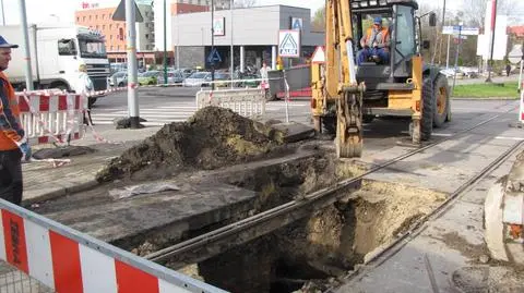 Zapadlisko ma 2,5 metra głębokości. 
Nie jeżdżą tramwaje 