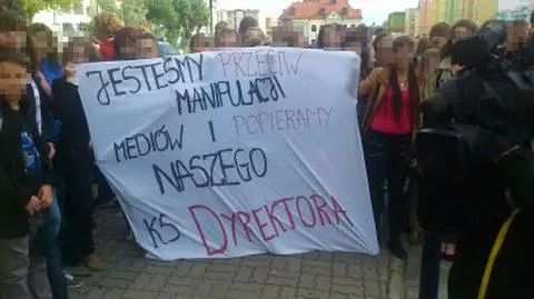 Przyszli pod telewizję bronić księdza dyrektora