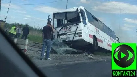 Autokar ściął słup. Jedna osoba ranna