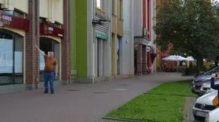 Turyści robią sobie zdjęcia pod Amber Gold