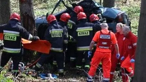 Samochód na drzewie. 
 Troje 18-latków rannych