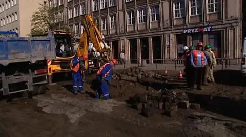 Bez wody w centrum Gdańska. Pękła rura na Targu Drzewnym 