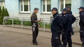 Prokuratura oskarża trzech mężczyzn o napaść na policjantów