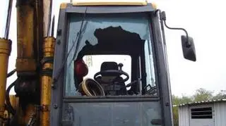 Wybita szyba w koparce 