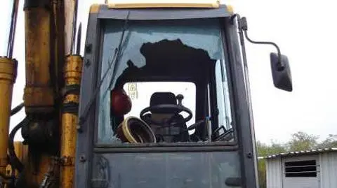 Pijany wybijał szyby w koparkach 