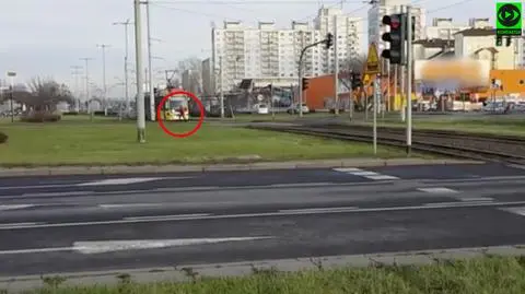 Toruń. Kobieta wbiegła tuż pod nadjeżdżający tramwaj