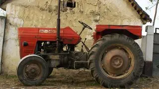 Mężczyzna chciał naprawić maszynę