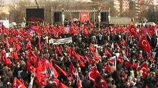 Turecki parlament w sobotę uchwalił poprawki do konstytucji, zezwalające na noszenie chust islamskich przez studentki na wyższych uczelniach kraju. Sobotniemu posiedzeniu parlamentu towarzyszyła demonstracja około 30 tysięcy ludzi, żądających ustąpienia rządu, zdaniem manifestantów łamiącego zasadę świeckiego charakteru państwa.(Reuters)