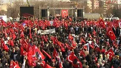 Turecki parlament w sobotę uchwalił poprawki do konstytucji, zezwalające na noszenie chust islamskich przez studentki na wyższych uczelniach kraju. Sobotniemu posiedzeniu parlamentu towarzyszyła demonstracja około 30 tysięcy ludzi, żądających ustąpienia rządu, zdaniem manifestantów łamiącego zasadę świeckiego charakteru państwa.(Reuters)