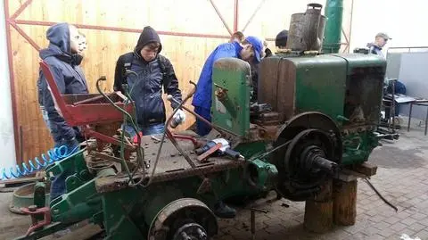 Trwa remont legendarnego ciągnika. 
"Dochodzimy do serca, czyli silnika"