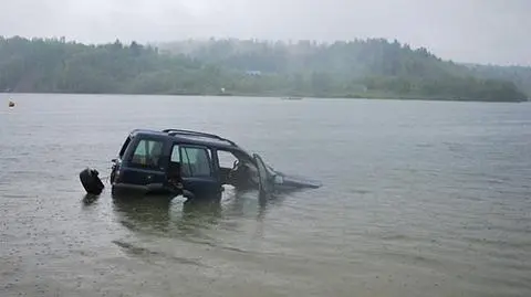 Najechał na przeszkodę - auto zatonęło
