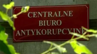 Centralne Biuro Antykorupcyjne sprawdza czy Janusz Kaczmarek mógł być korumpowany przez jednego z najbogatszych biznesmenów w Polsce Ryszarda Krauze. Funkcjonariusze CBA sprawdzają powiązania ojca byłego ministra, Kazimierza Kaczmarka z właścicielem Prokomu - podaje tygodnik "Newsweek" 