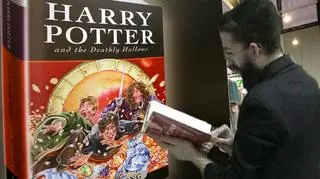 Potteromaniacy odliczają godziny do nowego tomu przygód czarodzieja, tymczasem w Izraelu premiera książki napotkała niespodziewana przeszkodę. Sprzedaży nowej książki o przygodach Harry'ego Pottera w nocy z piątku na sobotę sprzeciwili się rabini, bo wypada ona w Szabat. (APTN)
