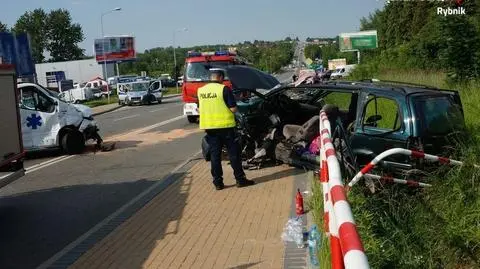 Karetka na sygnale wyprzedza, auto skręca w lewo i zderzenie