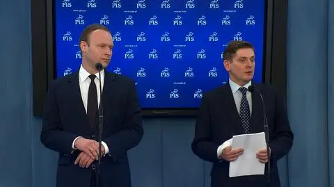 Rzecznik PiS Marcin Mastalerek i pełnomocnik części rodzin ofiar katastrofy smoleńskiej Bartosz Kownacki na konferencji odnieśli się do opublikowanej nowej ekspertyzy lotu Tu-154M