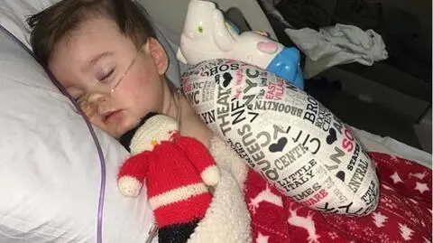 Sprawa Alfiego Evansa poruszyła świat. Głosy psychologów, teologów