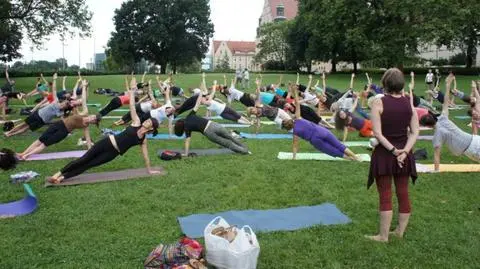 Wyginali śmiało ciało.
140 osób ćwiczyło jogę w centrum
