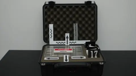 Tajemniczą teczkę funkcjonariusze ABW zostawili w redakcji "Wprost" w środę. W czwartek pojawiła się na konferencj premiera Donalda Tuska 