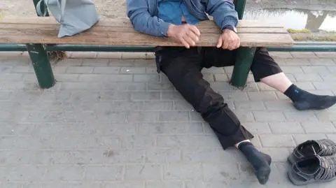 Gdynia: Utknął na przystanku między wiatą i ławką