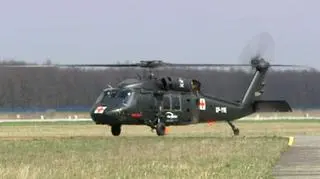17.04 | Wielofunkcyjny Black Hawk prezentował we wtorek swoje możliwości w Szkole Orląt w Dęblinie. Śmigłowiec S70i startuje do przetargu, jaki ogłosiło wojsko polskie. Jak zapewniał Leszek Pawuła z PZL Mielec, pilot śmigłowca, "jego główną zaletą jest jego uniwersalność". - Łatwo adaptuje się do różnych zadań - podkreślił. (TVN24)