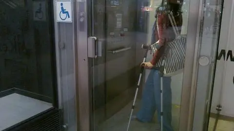 Szklana pułapka w galerii. "Nikt z obsługi się nie pojawił"