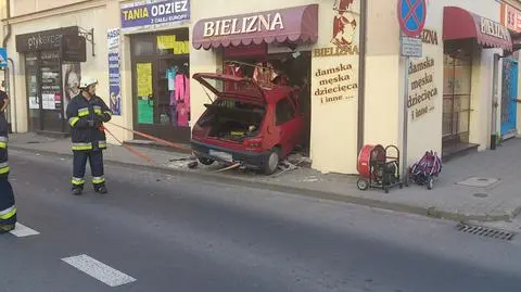 Wjechali w sklep, bo kierowca zasnął? Dwoje dzieci rannych, ich dziadkowie w ciężkim stanie