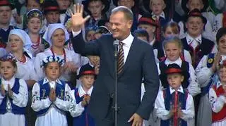 23.07| Z udziałem premiera Donalda Tuska rozpoczęła się na placu Pokoju w Lęborku (Pomorskie) uroczystość otwarcia XIII Światowego Zjazdu Kaszubów. W imprezie, która ma integrować kaszubską społeczność, uczestniczy kilka tysięcy osób. - Dzisiaj jesteśmy wszyscy razem. To ważna chwila - powiedział Tusk do publiczności zgromadzonej na placu. (TVN24)