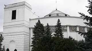 Od lutego wzrósł odsetek osób wypowiadających się pozytywnie o pracy parlamentu