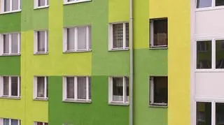 Dziewczynka wypadła z okna na drugim pietrze 