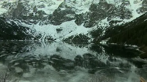 Avalanche alert, thin ice and difficult conditions at the trails. Tatra Mountains rescuers caution tourists