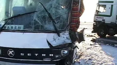 TIR najechał na autobus, 
 są ranni
