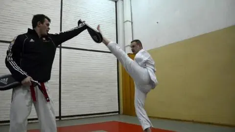 Walczy z przeciwnikami i własnymi słabościami. Wojownik bez rąk 