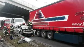 Laweta wjechała w naczepę tira na A4
