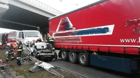 Mysłowice. Laweta wjechała w naczepę tira na A4. Kierowca nie żyje