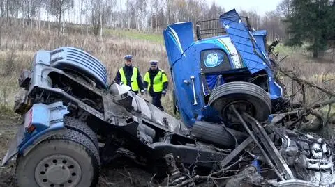 Wypadek pod Kamienną Górą. Mączka dolomitowa na drodze